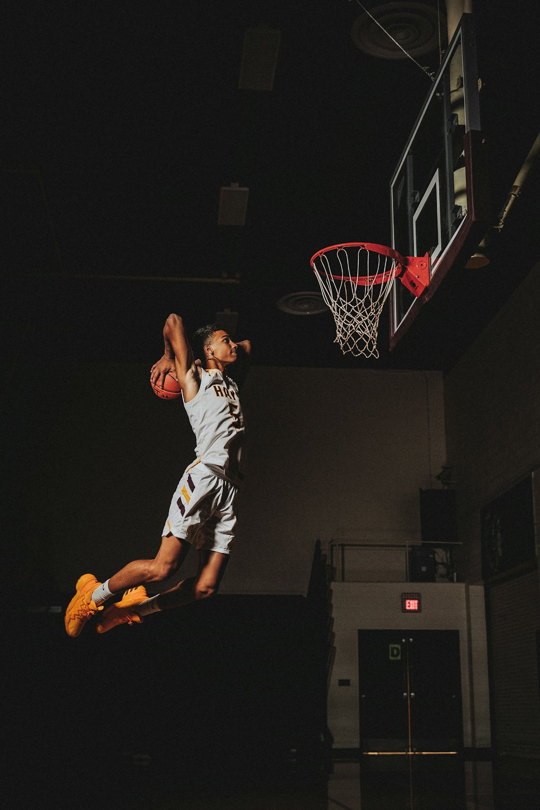 Jovens praticando basquete em quadra